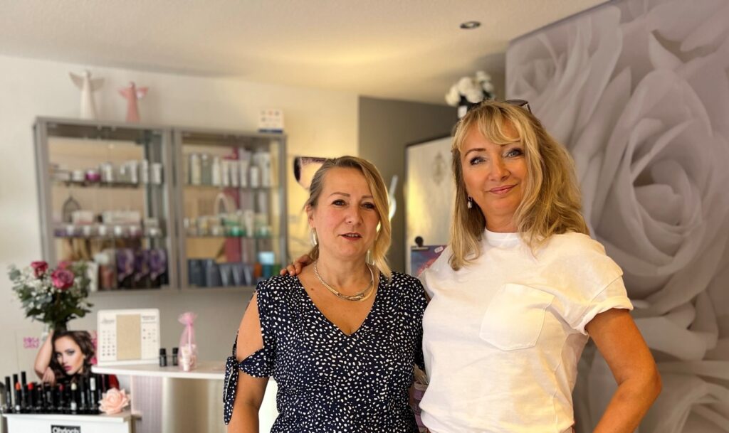Selbstständige Kosmetikerin Linda Prax von Berenthal mit Ausbilderin Anett Brehmer | Kosmetikausbildung Rostock Berufsförderungswerk Stralsund
