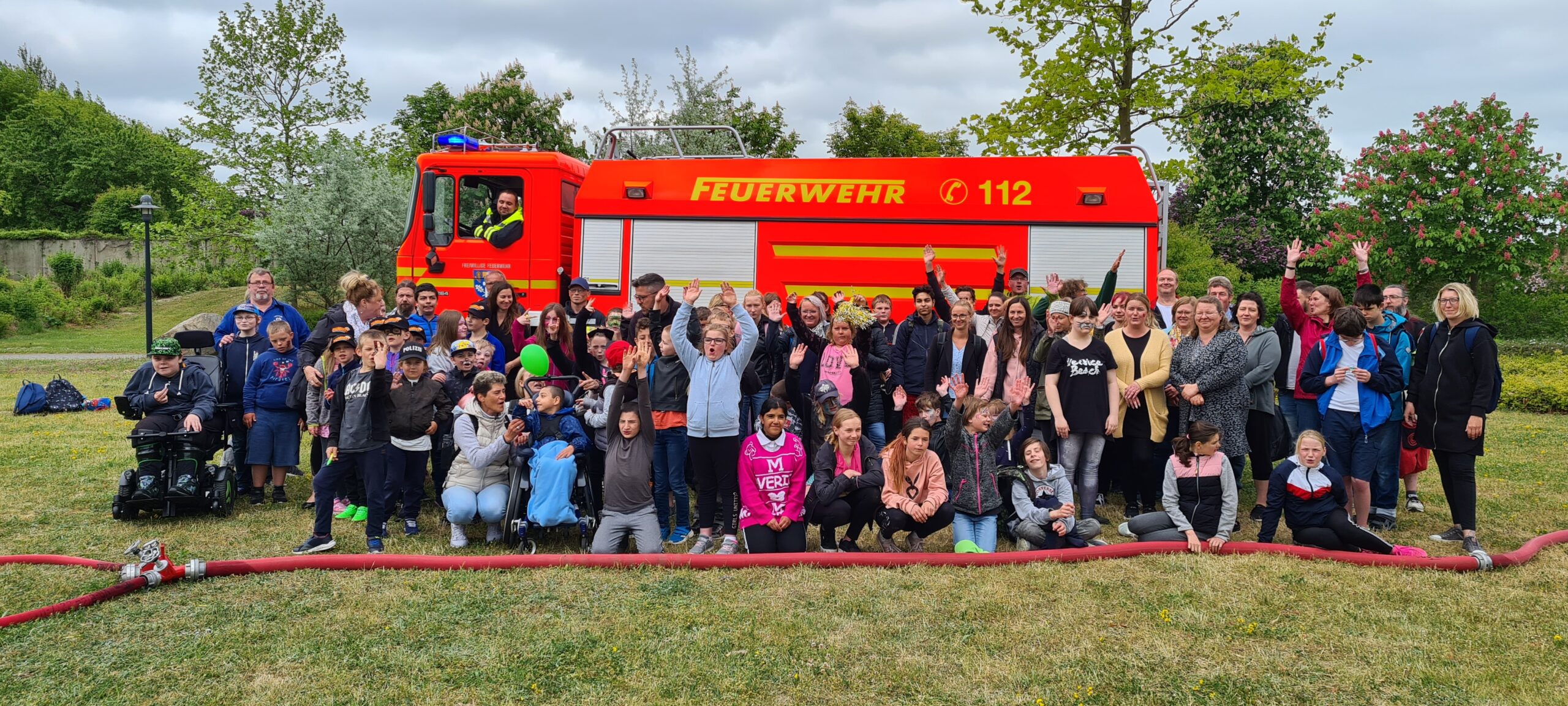 Kinderfest: Kinder der Astrid-Lindgren-Schule vor der Feuerwehr auf dem BFW-Gelände