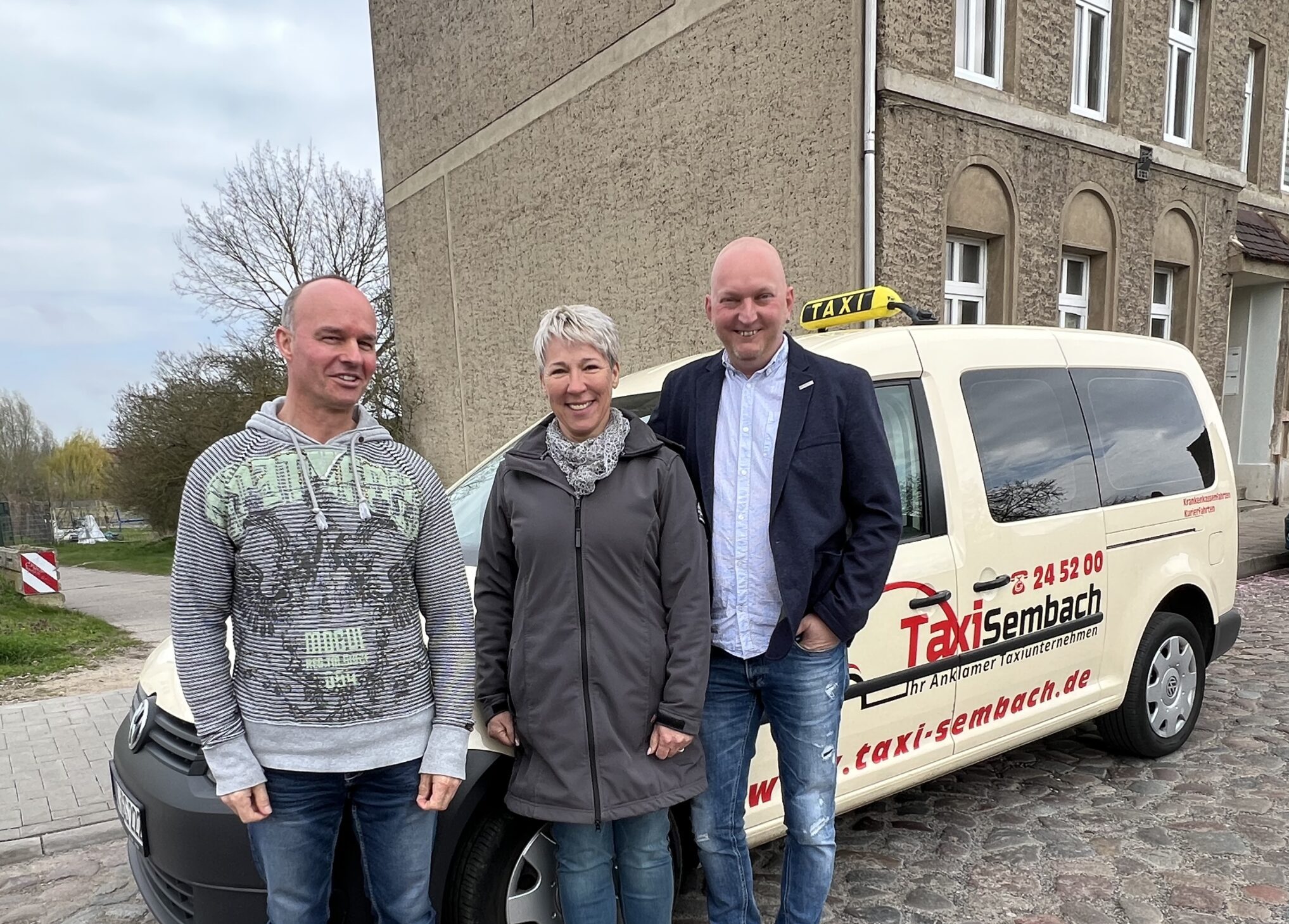 Inklusion mit Herz: Andreas Tunnat, Heike Mahler und Guido Sembach /v.l.n.r.) vorm Taxi in Anklam