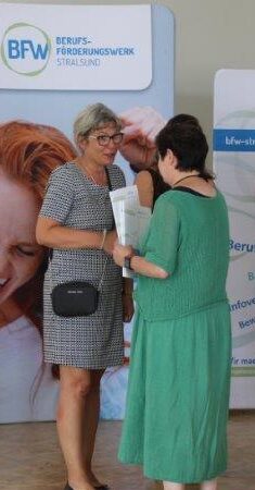 Carmen Gröpper bei der Zeugnisübergabe